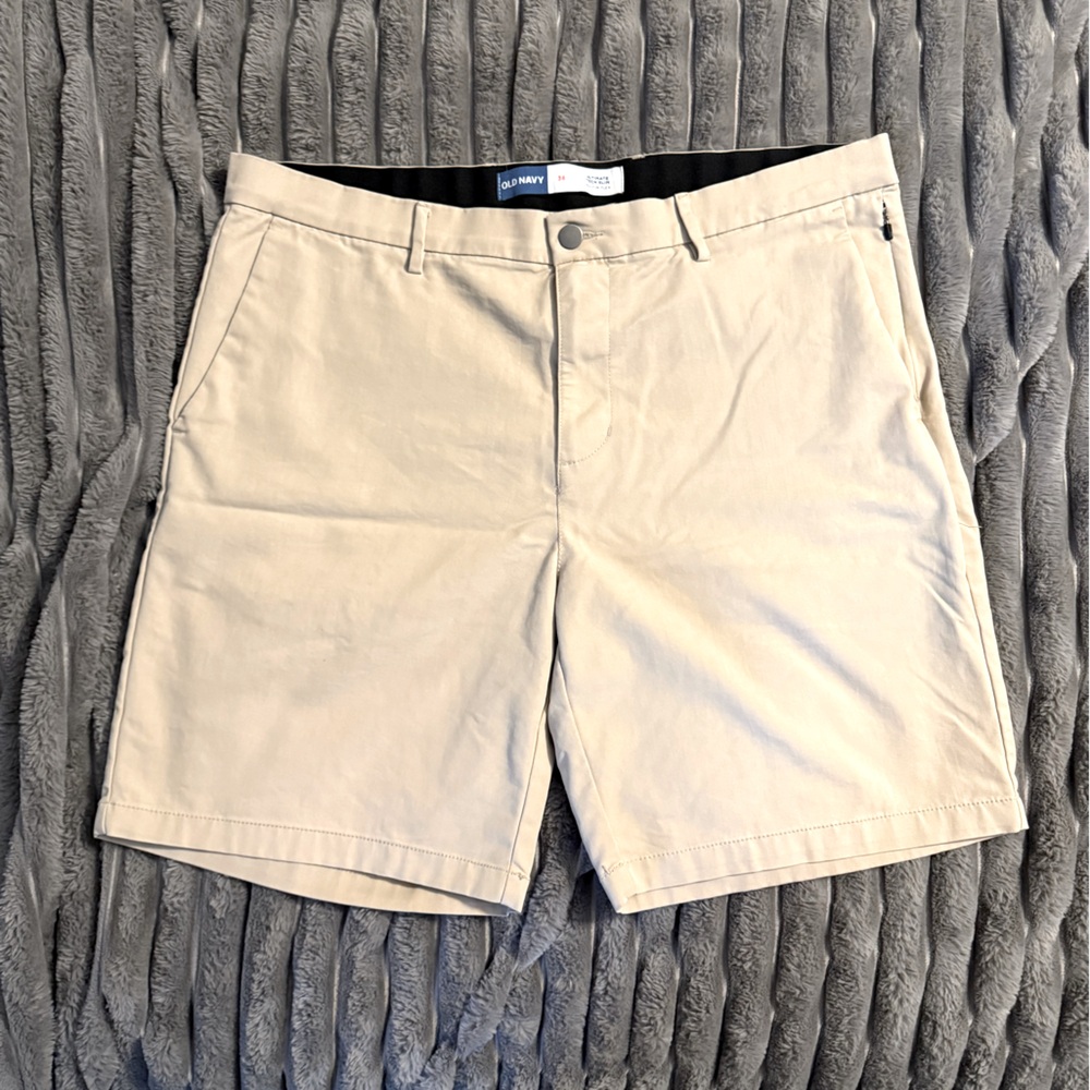 Old Navy Men’s Flat Front Hybrid Golf Shorts 38W Tan color
